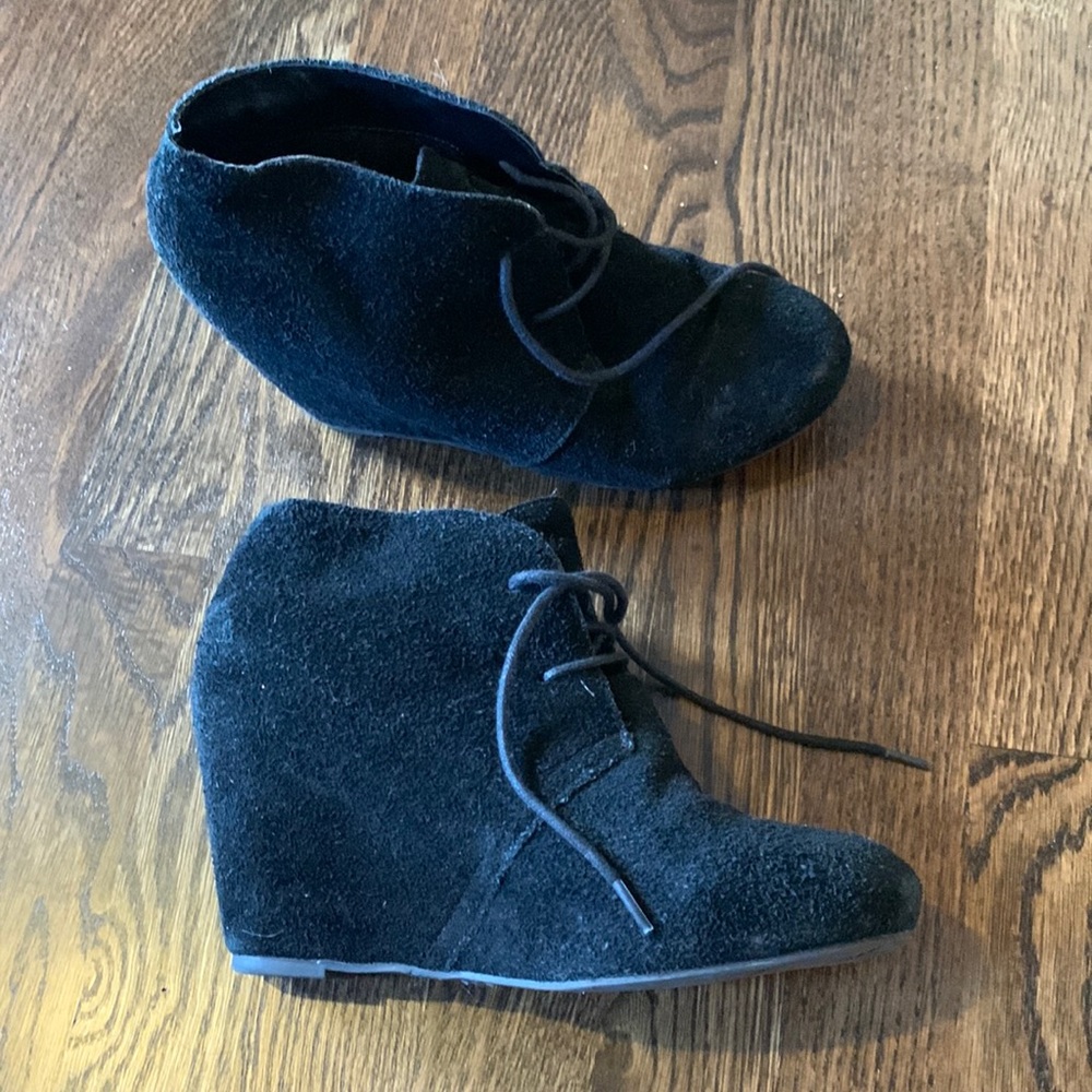 Black heeled closed toed shoe